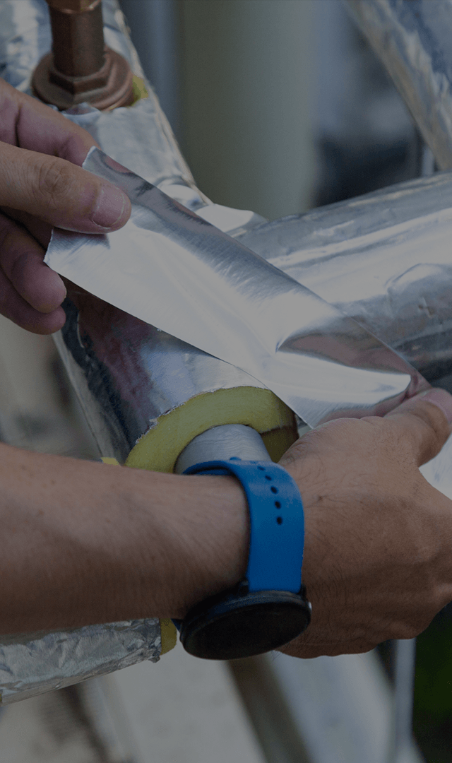 熱を操り、未来を守る。 一ミリの妥協も許さない、究極の熱絶縁技術。 見えない場所から、建物の寿命を支え続ける。