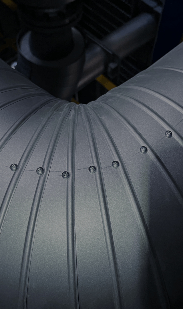 熱を操り、未来を守る。 一ミリの妥協も許さない、究極の熱絶縁技術。 見えない場所から、建物の寿命を支え続ける。